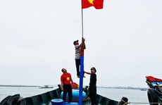 Ngư dân Thừa Thiên – Huế nhận 10.000 lá cờ Tổ quốc