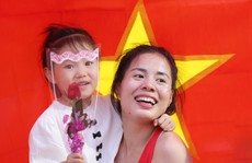 Khoảnh khắc ôm con ăn mừng của đội chạy tiếp sức nữ khi bảo vệ thành công HCV