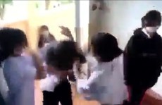 Bình Phước: Nhóm nữ sinh túm tóc, đánh túi bụi bạn học