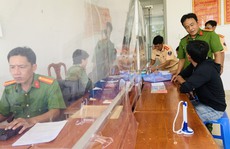 Ngày đầu công an cấp xã ở Cà Mau và Phú Quốc đăng ký xe máy
