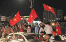 Đà Nẵng: Cầu Rồng kẹt cứng, người dân mở hội ăn mừng U23 Việt Nam vô địch