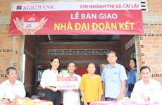 Agribank Tiền Giang trao tặng 5 căn nhà 'Đại đoàn kết'