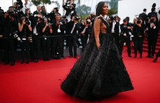 “Báo đen” làng mốt khuấy động thảm đỏ Cannes 2022