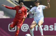 Cầu thủ nữ Việt Nam lần đầu nhận tiền 'lót tay'