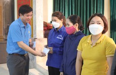 Quảng Bình: Tặng quà công nhân khó khăn