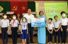 Trao 100 triệu đồng học bổng cho Trung tâm Nuôi dạy trẻ khuyết tật Võ Hồng Sơn