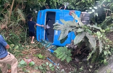 Xe khách chở 30 người bất ngờ lao xuống taluy âm ở Tam Đảo