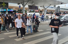 Dòng người ùn ùn trở lại TP HCM, sân bay Tân Sơn Nhất đông nghẹt