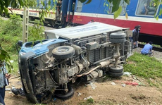 Xe tải bị tàu hỏa tông văng xa khoảng 10 m, 2 người thương vong