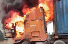 Xe container cháy dữ dội trên cao tốc TP HCM - Long Thành - Dầu Giây