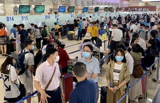 Sân bay Nội Bài đông nghẹt, hành khách cần lưu ý gì?