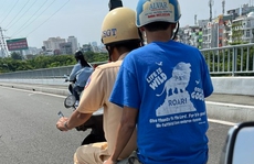 CSGT kịp ngăn người đàn ông thất nghiệp định nhảy cầu Sài Gòn
