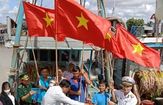 Vùng 2 Hải quân trao cờ Tổ quốc tại Trà Vinh