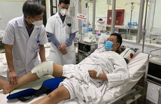 Nam thanh niên chấn thương nặng sau tiếng kêu 'tách' trong pha tiếp đất khi chơi bóng đá