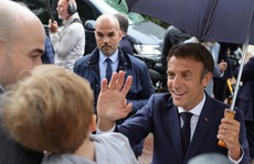 Tổng thống Macron đối diện khó khăn