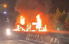 Ôtô cháy rụi trên Quốc lộ 22 ở Củ Chi, 2 người tử vong