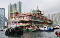 Siêu nhà hàng nổi của Hồng Kông lật úp ở Biển Đông