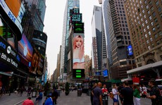 Thiều Bảo Trâm khoe eo con kiến trên billboard quảng trường Thời Đại New York