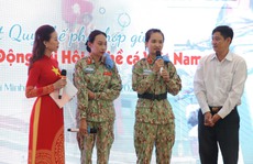 Nữ chiến sĩ mũ nồi xanh xúc động bật khóc trong lễ trao giải của Báo Người Lao Động