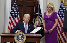 Tổng thống Joe Biden ký luật kiểm soát súng đạn