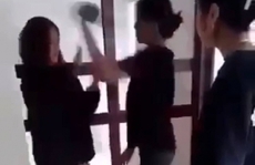 Xôn xao clip nữ sinh bị đánh hội đồng túi bụi trong nhà vệ sinh