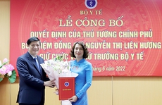 Bộ trưởng Nguyễn Thanh Long trao quyết định bổ nhiệm cho tân nữ Thứ trưởng Y tế