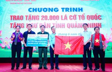 Trao tặng tỉnh Quảng Ninh 30.000 lá cờ Tổ quốc