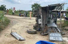 Xe tải băng qua đường dân sinh thiếu quan sát, tài xế bị tàu hỏa tông tử vong
