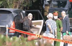 Xét xử vụ “Tịnh thất Bồng Lai”: Bị cáo Lê Tùng Vân phải có người dìu đến tòa