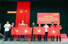 Trao 5.000 lá cờ Tổ quốc cho ngư dân Ninh Bình