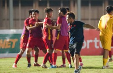HLV Đinh Thế Nam cho U19 Việt Nam đi xem đối thủ ở bảng B