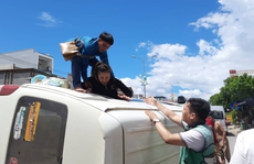 Xe khách chở 14 người Lào bị lật ở Quảng Trị
