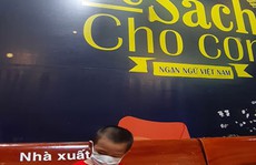 Tặng sách làm quà cho trẻ
