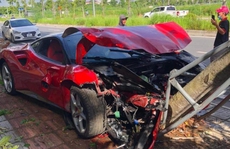 Siêu xe Ferrari nát đầu sau vụ tai nạn