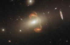 Ảnh độc từ siêu kính viễn vọng: 'Gương thiên hà xuyên không'