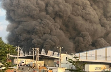 CLIP: Một nhà kho ở Bình Dương đang cháy lớn