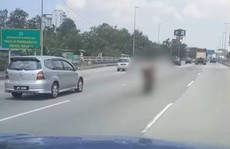 Chuyện khủng khiếp đằng sau người đàn ông khỏa thân lái xe máy ở Malaysia