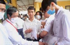 Bộ trưởng Nguyễn Kim Sơn động viên thí sinh, giáo viên dự kỳ thi tốt nghiệp THPT