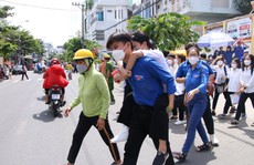 Xúc động hình ảnh tình nguyện viên cõng thí sinh đi thi giữa trời nắng gắt