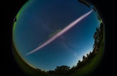 Dải sáng tím 3.000 độ C cắt đôi bầu trời Trái Đất sau loạt 'pháo vũ trụ'