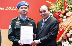 Chủ tịch nước Nguyễn Xuân Phúc trao Quyết định cho sĩ quan công an đi gìn giữ hòa bình