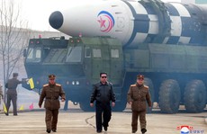 Tổng thống Hàn Quốc vừa 'chìa cành ô liu', Triều Tiên bắn liền 2 tên lửa