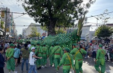 “Rồng xanh” dài 49 m diễu hành đường phố Phan Thiết