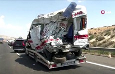 Xe buýt lao vào đội cấp cứu tại hiện trường tai nạn, 16 người thiệt mạng