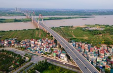 VĐV chạy Marathon lần đầu chinh phục cầu Nhật Tân