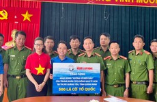Trao 500 lá cờ Tổ quốc cho Trung đoàn Cảnh sát Cơ động Đông Nam TP HCM
