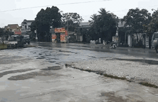 CLIP: Tránh xe máy dưới trời mưa, 2 xe 'hổ vồ' đấu đầu trên quốc lộ