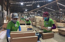 Xoay xở giữ việc cho công nhân