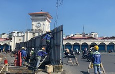 VIDEO: Cận cảnh tháo dỡ rào chắn trước cổng chợ Bến Thành