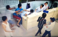 Người đàn ông làm loạn tại bệnh viện, túm cổ áo đe doạ nhân viên y tế